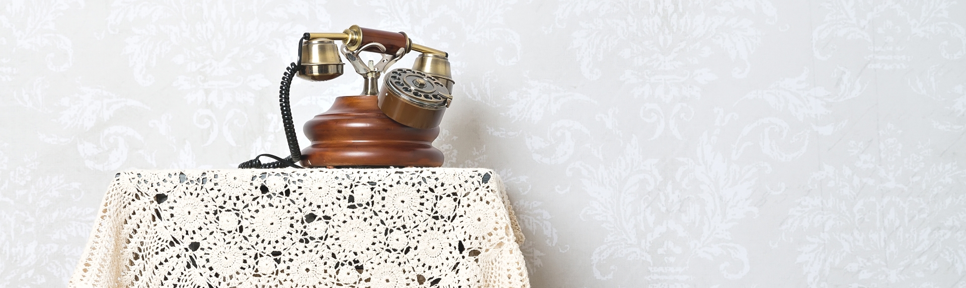 téléphone vintage sur un napperon crocheté