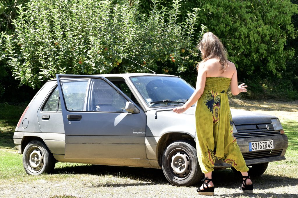 Tenue verte multi-positions portée en combinaison