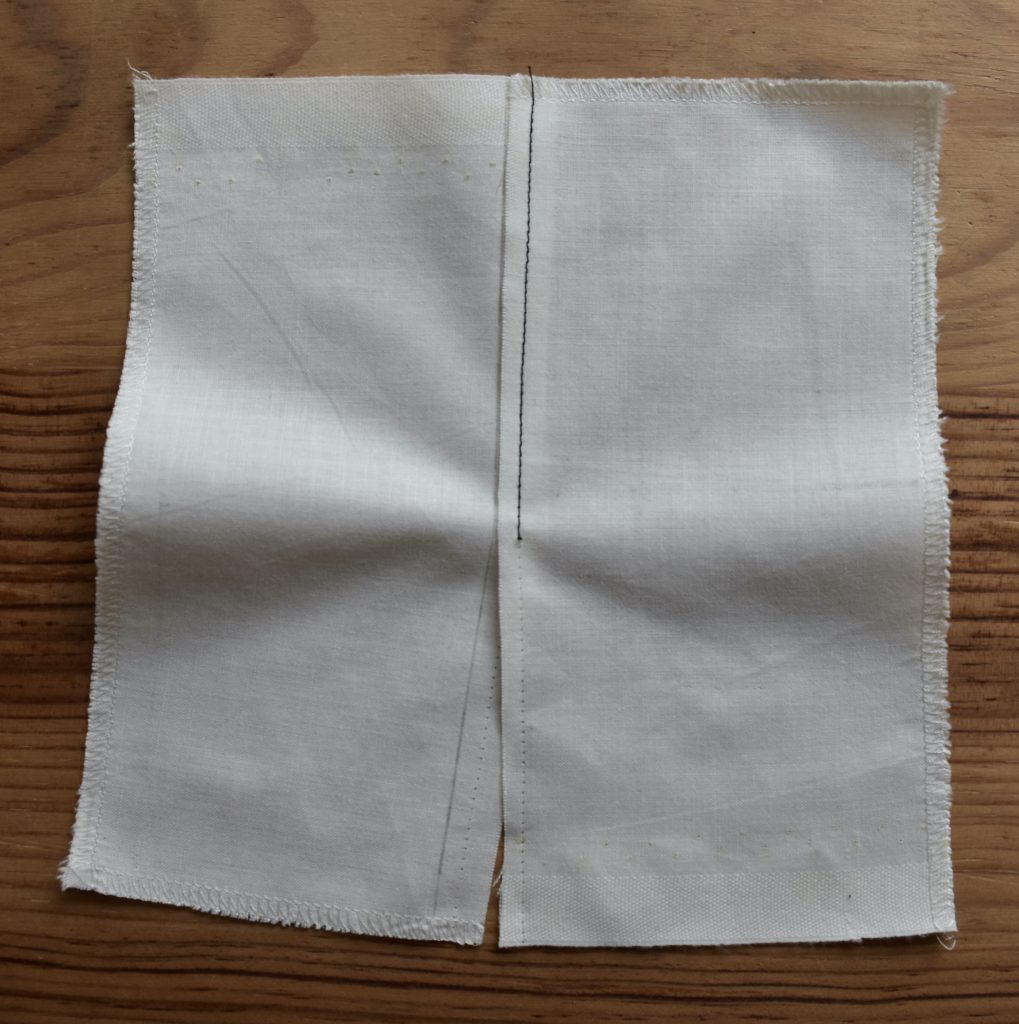 Couture rabattue étape 1 la piqure de maintien